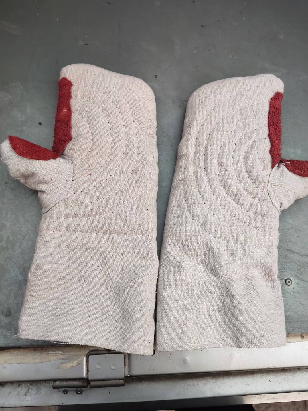  high-temperature resistant canvas gloves used for protection during high-temperature work such as microwave oven welding